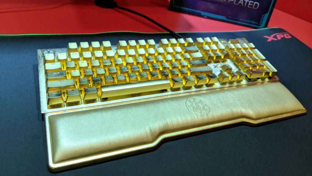 ADATA presenta un teclado de oro valorado en 10.000