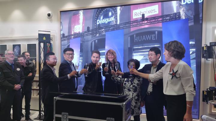 Huawei inaugura su primera tienda en Barcelona con Jorge Lorenzo de padrino