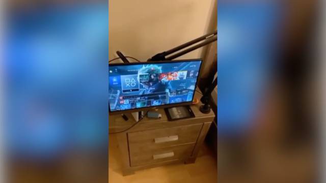 El \'invento\' viral de este jugón para viciarse a la Play mientras su mujer ve la TV en la cama