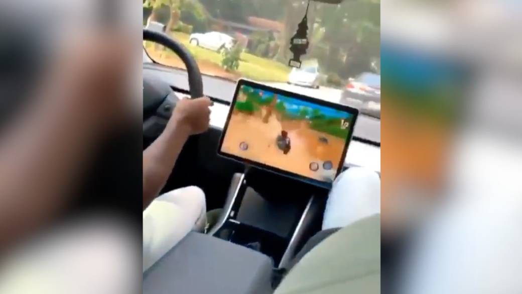 Cumple el sueño de cualquier gamer: instala un  Mario Kart  en su Tesla y lo conduce en el coche