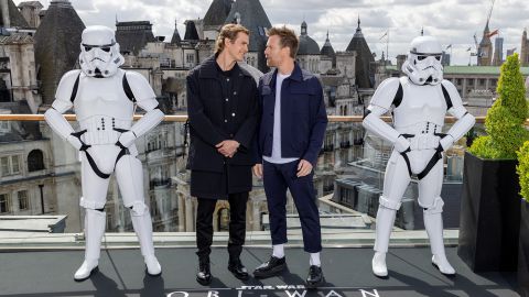 Obi-Wan Kenobi: fotos del reparto desde Londres y pósteres con los sables láser de la serie