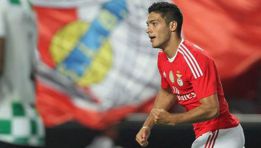 Jiménez vino desde la banca y jugó 30 minutos con Benfica