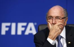 Patrocinadores de FIFA exigen la renuncia de Blatter