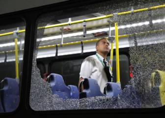 El autobús de periodistas fue atacado a pedradas