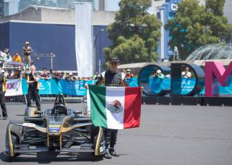 Esteban Gutiérrez prueba su auto de Fórmula E en Reforma CDMX