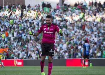 Santos desplumó a los Gallos Blancos de Jaime Lozano
