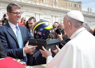 Jim Harbaugh le regala al Papa un casco y unas zapatillas