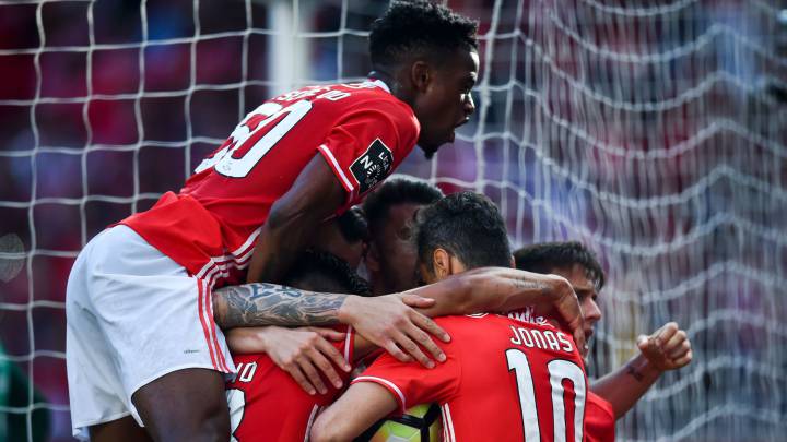 Jiménez y Benfica no aflojan y siguen líderes en Portugal