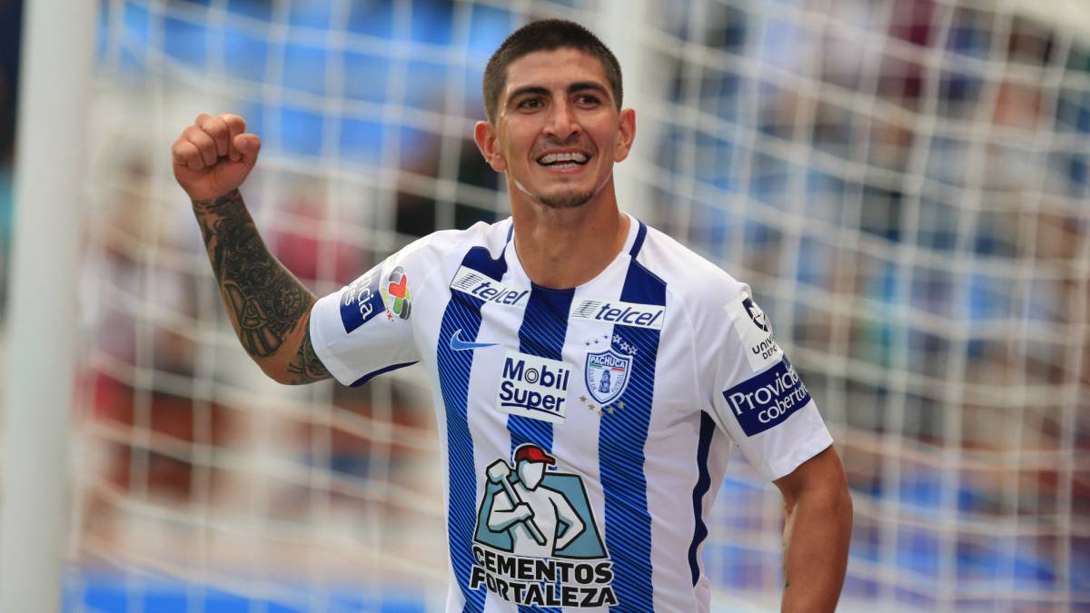 Víctor Guzmán festeja un gol con Pachuca.