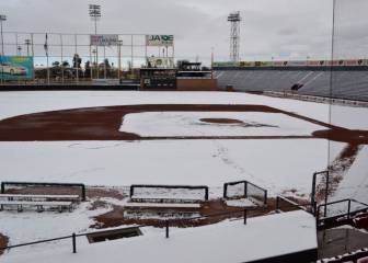 ¡Increible! La nieve cubre un campo de beisbol en México