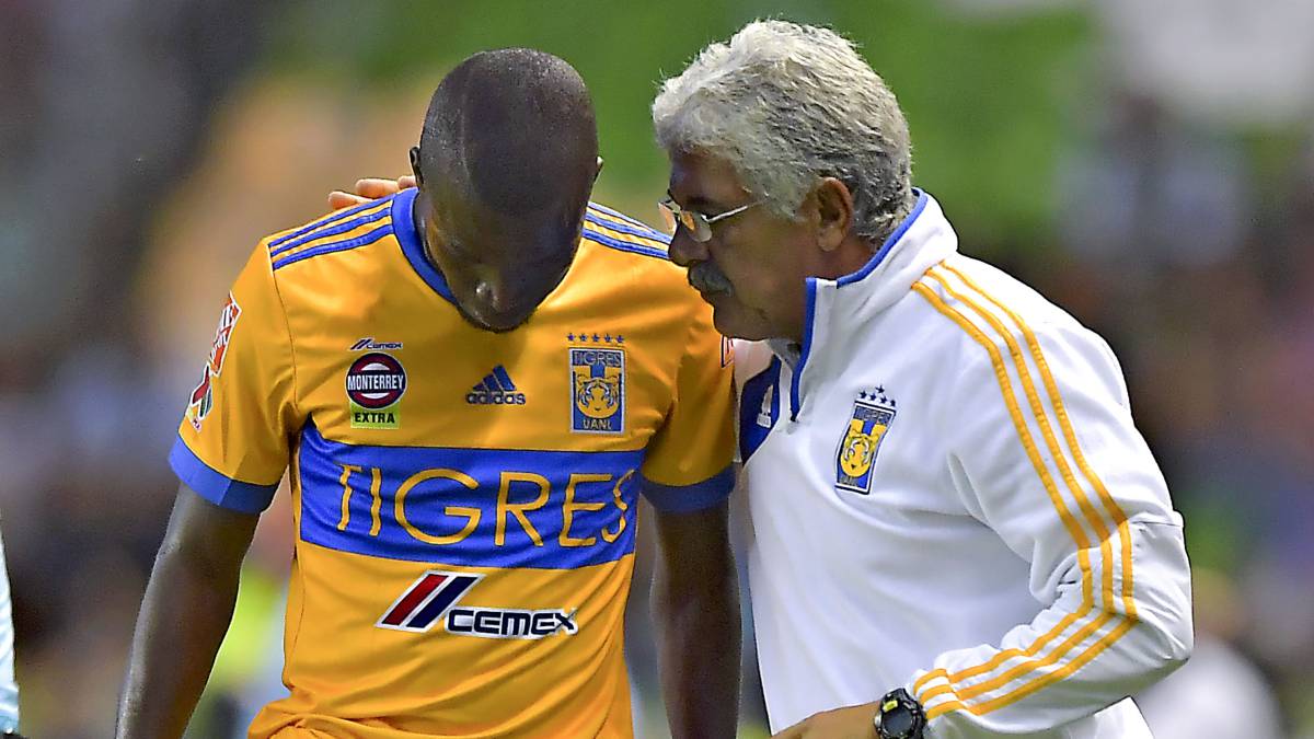 Ricardo Ferretti conversa con Enner Valencia en partido de la Liga MX