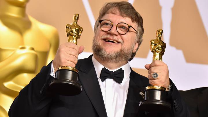 Guillermo del Toro posa con sus dos estatuillas en la gala de los Premios Oscar 2018