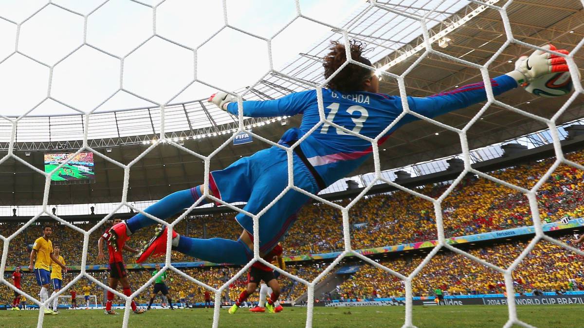 FIFA recuerda en redes atajada de Guillermo Ochoa AS México