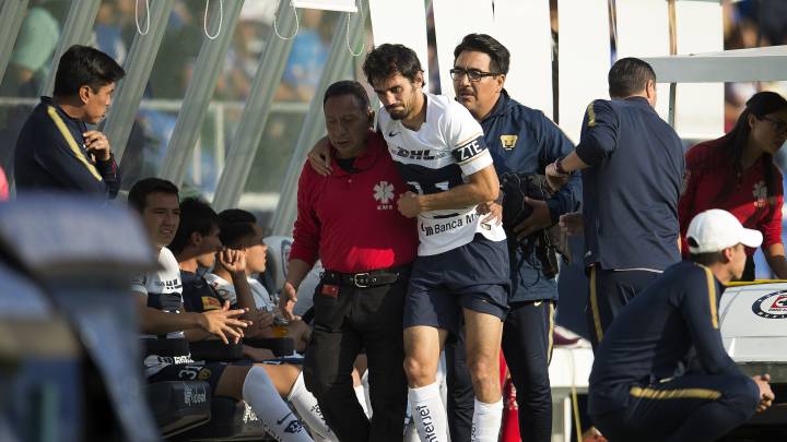Alejandro Arribas siendo retirado de la cancha tras la lesión en el Estadio Azul 
