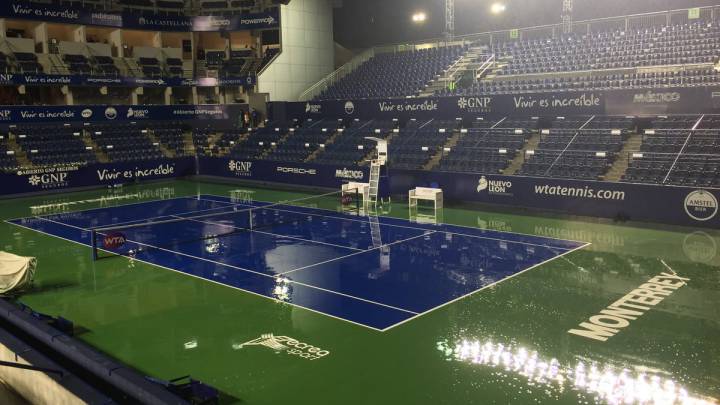 Cancha de tenis de Monterrey bajo la lluvia.