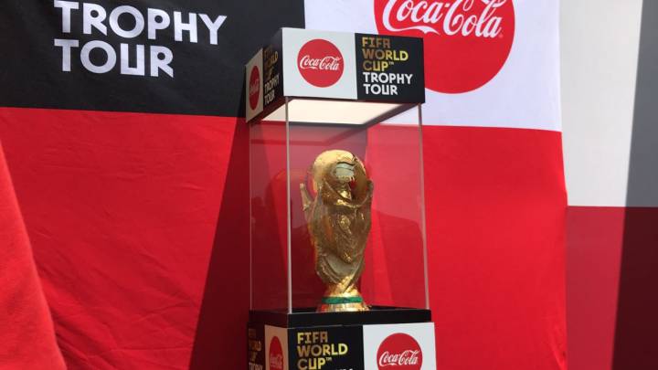 El trofeo de campeón de la Copa del Mundo es exhibido en Guadalajara durante el Trophy Tour previo al Mundial de Rusia 2018.