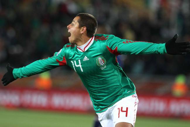 Javier 'Chicharito' Hernández anota ante Francia el primer gol en el Mundial de Sudáfrica 2010.