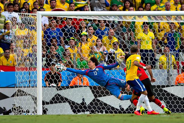 Guillermo Ochoa ataja en la línea un remate de Neymar en el Mundial de Brasil 2014.