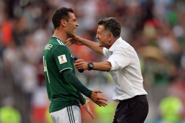 Rafael Márquez y Juan Carlos Osorio festejan el triunfo de la Selección Mexicana anye Alemania.