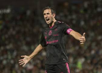 Carlos Izquierdoz a una firma del Boca Juniors