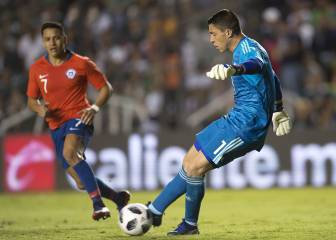Hugo González sufre lesión en el juego ante Chile