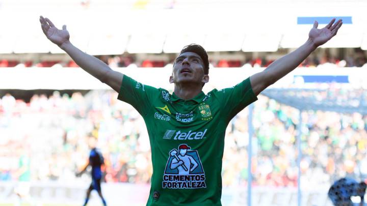 Ángel Mena, jugador de León, celebra anotación ante Querétaro