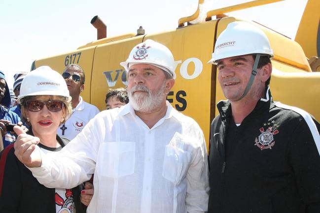 Lula da Silva, supervisando la construcción de la Arena Corinthians