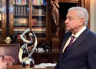 Nombran a AMLO embajador del beisbol mundial