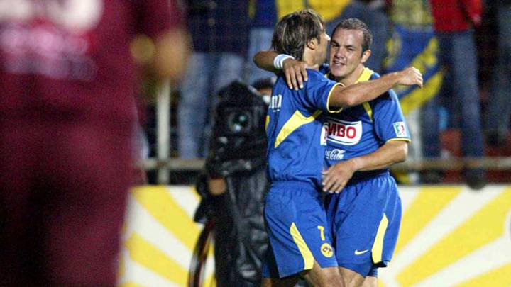 Cuauhtémoc Blanco festeja su gol contra Morelia en 2005