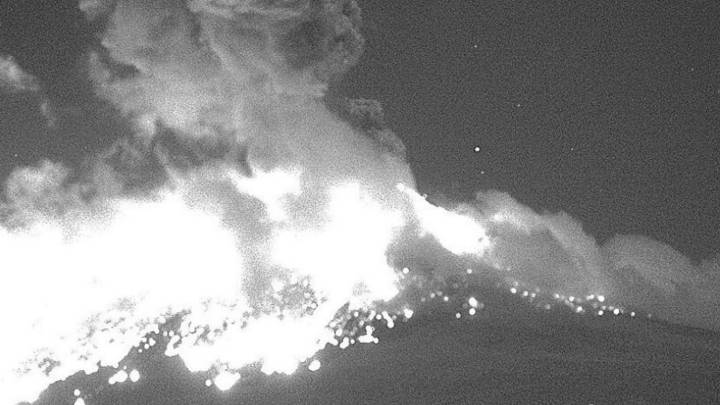 Explosión del Popocatépetl hace cimbrar Puebla