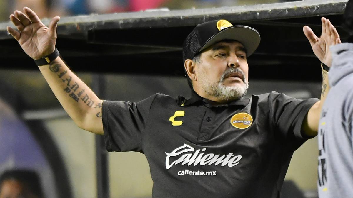 Diego Armando Maradona hace un gesto desde su área técnica, durante un partido de Dorados.
