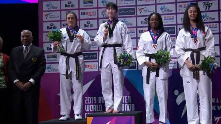 María del Rosario Espinoza sube al podium en el segundo lugar del Campeonato Mundial de Taekwondo Manchester 2019.