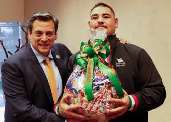 De un gordito a otro: Sulaimán regala chocolates a Andy Ruíz