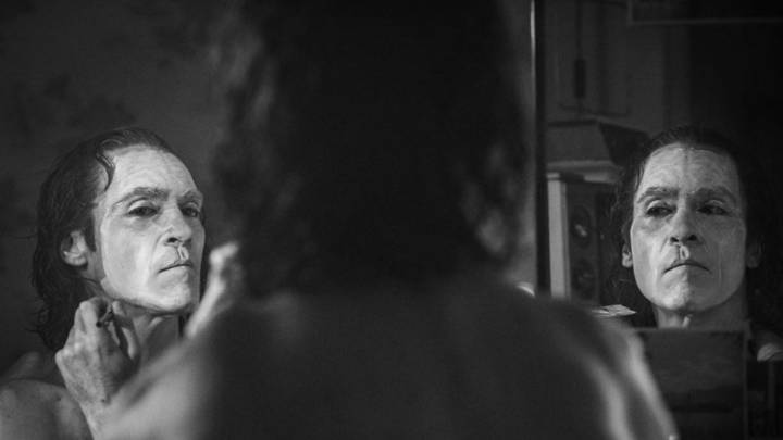 Joaquin Phoenix se rasura frente al espejo personificado como el Joker