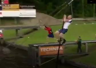 Conoce el fierljeppen, la forma de saltar los ríos neerlandeses