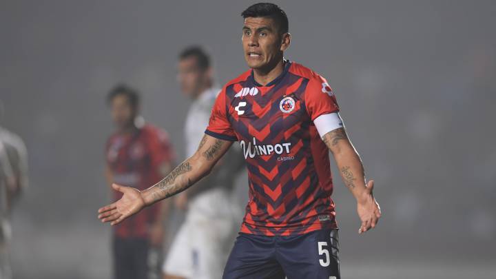 Carlos Salcido durante un partido con el Veracruz.
