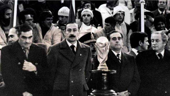 Jorge Videla, al frente de la junta militar y el trofeo de la Copa del Mundo de la FIFA