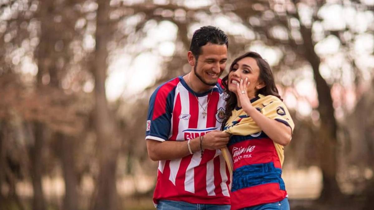 mujeres con playera de chivas