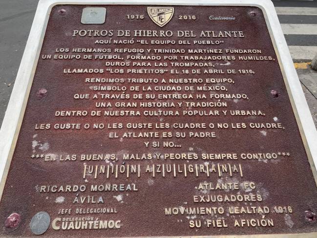 La placa de fundación del Atlante, en la colonia Roma de la Ciudad de México