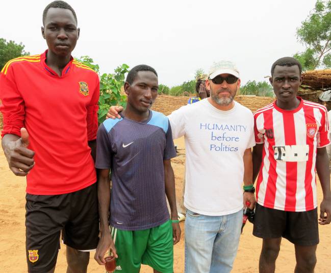 Gabriel Stauring junto a jugadores de Darfur United
