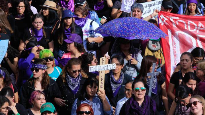 Marchan miles de mujeres en la CDMX
