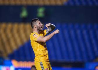 Presume Gignac tatuaje de la bandera México