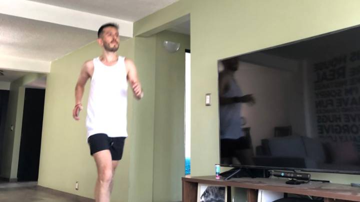 Maratonista mexicano recorre 42 kilómetros dentro de su apartamento por coronavirus