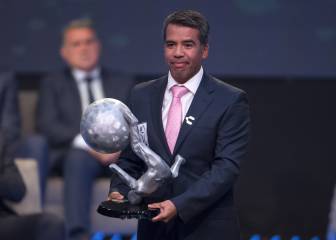 Pavel Pardo ve a Raúl Jiménez 