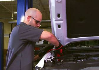 La importancia de desconectar la batería de un auto detenido por días