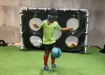 El challenge imposible: Dominar el balón al saltar la cuerda... ¡con los ojos tapados!