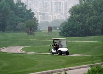Golfista hace magia y saca pieza de jenga con tiro perfecto