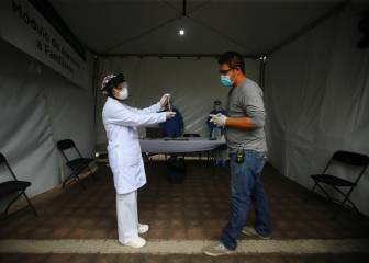 Niñas visitan a su mamá enfermera envueltas en plástico