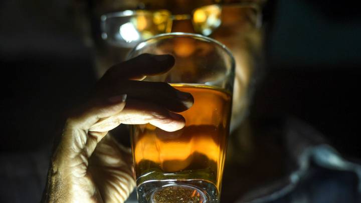 ¿Qué es el alcohol adulterado y por qué es muy peligroso?