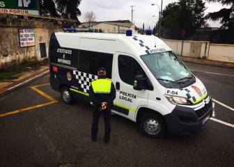 Oficiales paran un partido de fútbol y reciben balonazo